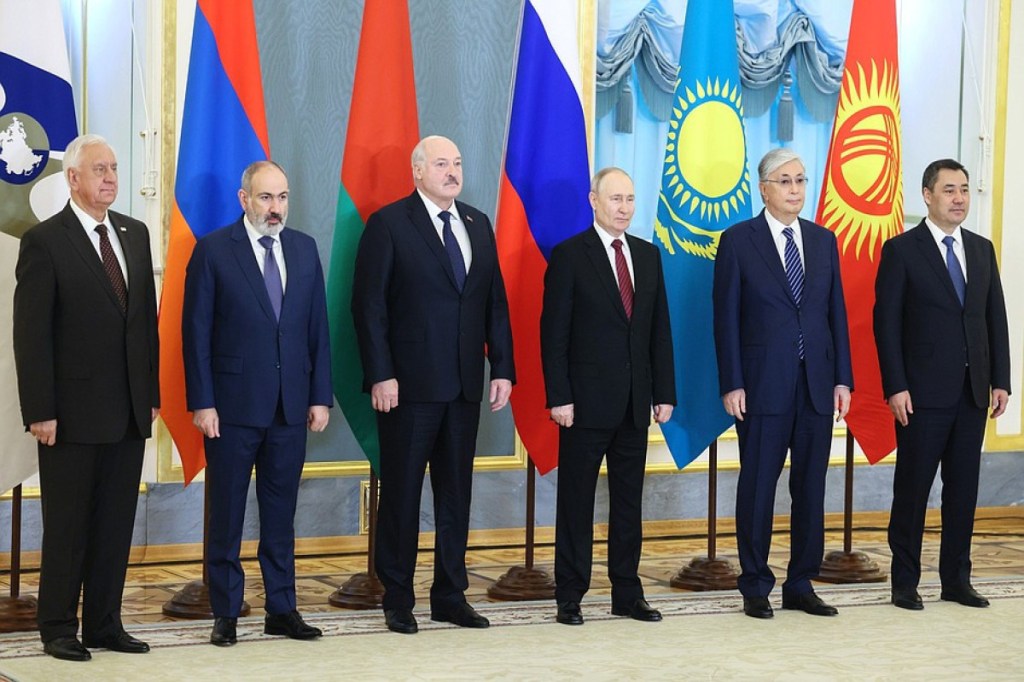 7 CIS leaders attend Victory day in Moscow. Putin hosts EAEU summit.